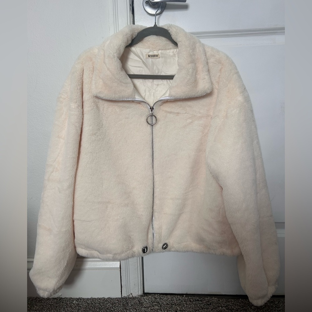 SALE!! 🚨 KYOYO Cream Faux Fur Jacket Women’s Size L